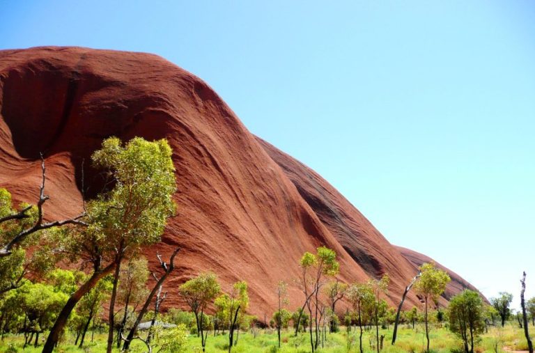 Base_walk_around_Uluru